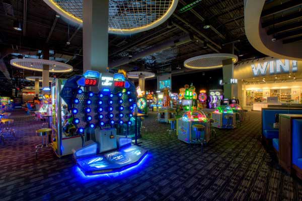 霓虹灯聚集下的电玩城与购物中心其他业态合作双赢